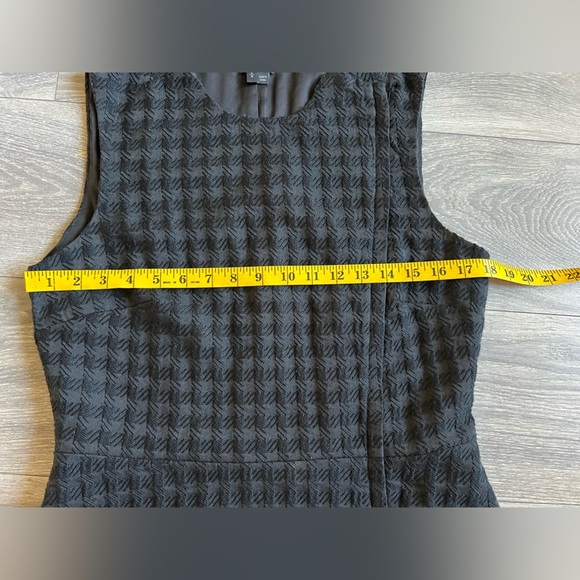 Theory kuvana asymmetrical zip front sleeveless houndstooth peplum top. Size L - Picture 8 of 10